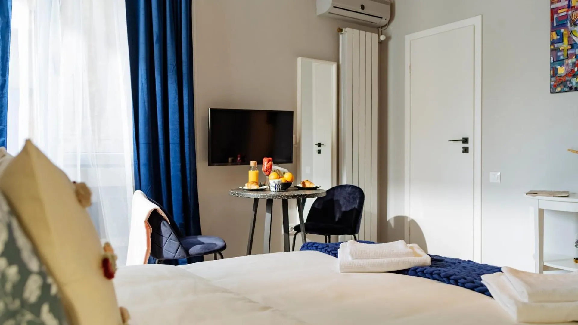 Petite Maison Sur Le Boulevard Bucharest