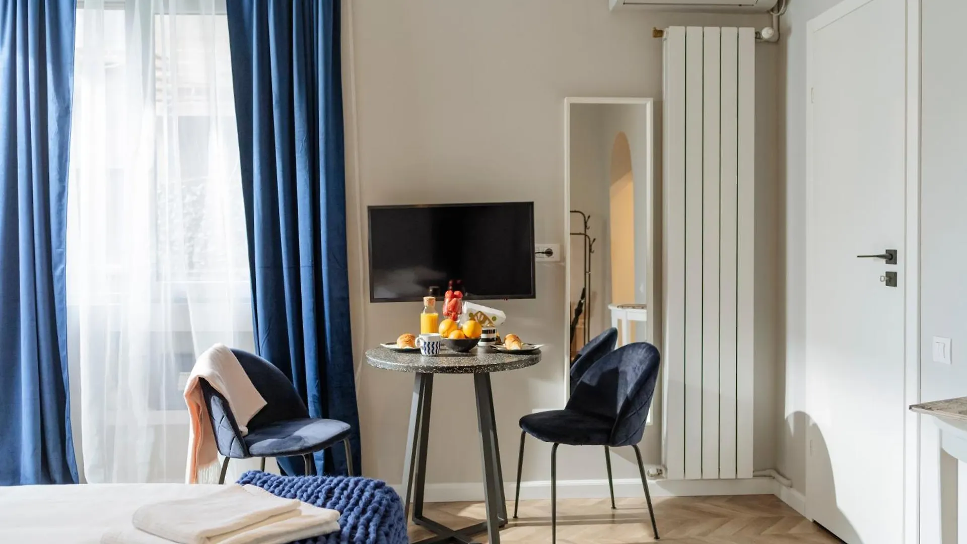 Petite Maison Sur Le Boulevard Bucharest 0*,