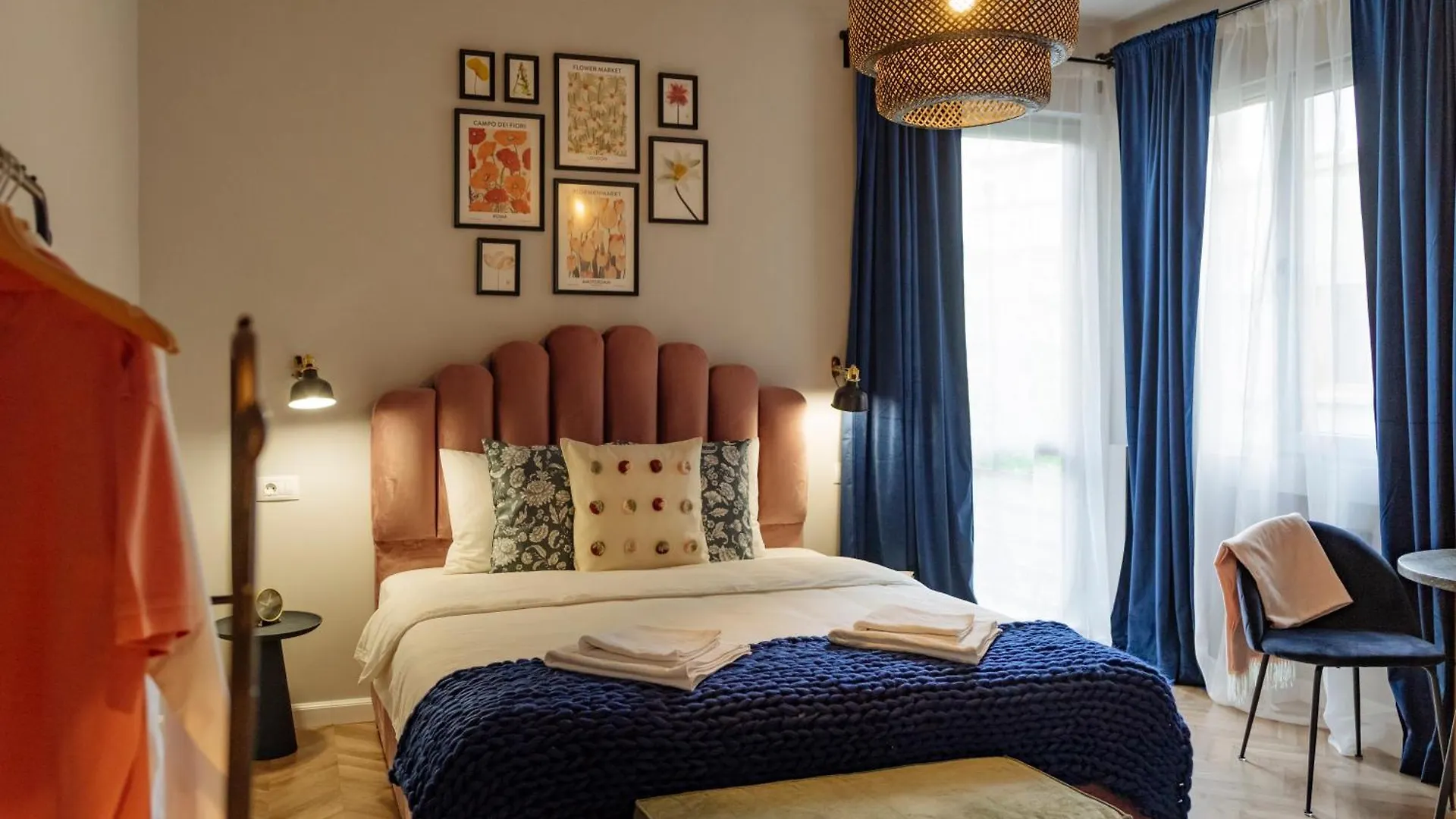 Petite Maison Sur Le Boulevard Bucharest